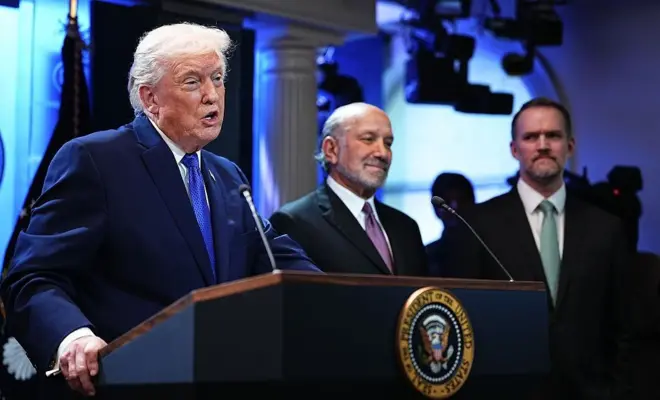 Tổng thống Mỹ Donald Trump và Đại diện Thương mại Mỹ Jamieson Greer (phải) – người chỉ đạo cuộc điều tra thương mại đối với Việt Nam – tại một cuộc họp báo ở Nhà Trắng tháng 2/2026