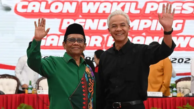 Bakal calon presiden dari PDI Perjuangan (PDIP) Ganjar Pranowo (kanan) dan bakal calon wakil presiden Mahfud MD (kanan) melambaikan tangan saat pengumuman bakal calon wakil presiden pada Pilpres 2024 di kantor DPP PDIP, Jakarta, Rabu (18/10)