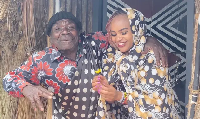 Uwahoze ari rushimusi ari kumwe n'umukerarugendo