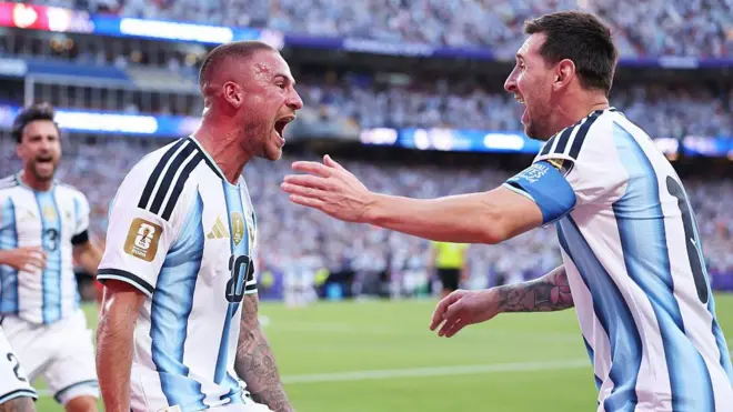 Arjantinli futbolcu Alexis Mac Allister, Lionel Messi ile birlikte gol sevincini yaşıyor.