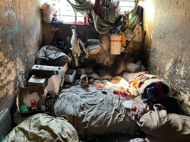 ජොහැන්නස්බර්ග්හි ඇතැම් පවුල්, 'කොල්ලකෑ' ගොඩනැගිලිවල ජීවත්වන්නේ ඇයි?