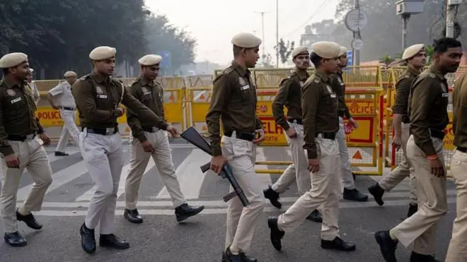 सोमवारी (10 नोव्हेंबर) लाल किल्ल्याजवळ झालेल्या स्फोटानंतर घटनास्थळी सामान्य लोकांसाठी वाहतूक बंद करण्यात आली आहे.