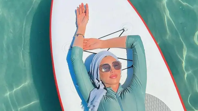 Zahra Rose dans une piscine