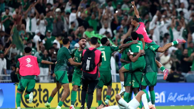 لاعبو المنتخب السعودي خلال الاحتفال بتأهل منتخبهم إلى مونديال 2026