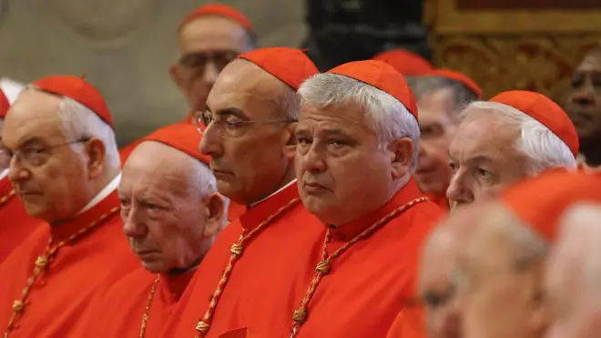 Aba kardinali mu mwambaro utukura n'izera munsi, n'inkofero zitukura 