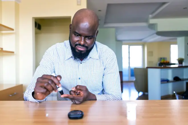 Un homme vérifie son taux d'insuline