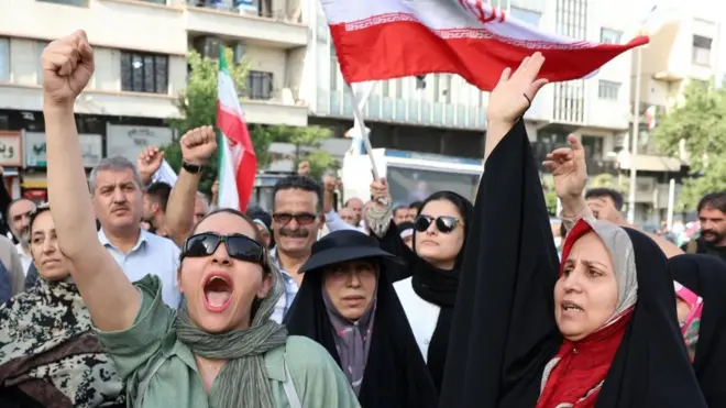 प्रदर्शन करते ईरानियों की तस्वीर