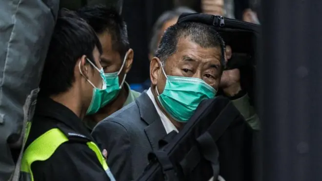 Гонконгского медиа-магната Джимми Лая (справа) ведут из здания Верховного апелляционного суда Гонконга в фургон службы исполнения наказаний 1 февраля 2021 года.