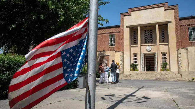 پرچم آمریکا بیرون ساختمان سفارت سابق آمریکا در مرکز تهران