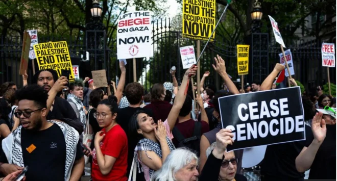 የጋዛን ጦርነት ለመቃወም አደባባይ የወጡ ሰዎች