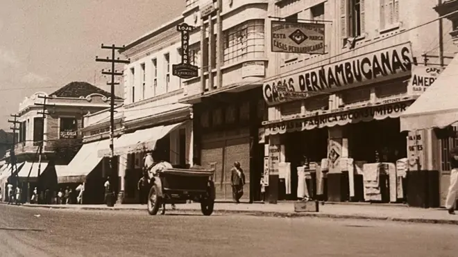 Imagem em sépia mostra foto antiga de uma loja das Casas Pernambucanas