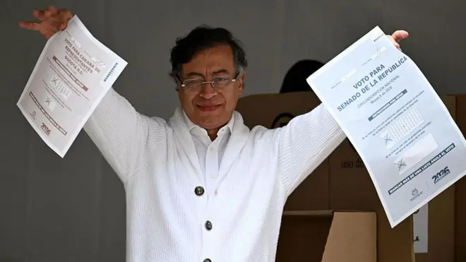Gustavo Petro exhibe sus papeletas de votación en marzo de 2026. 