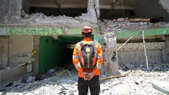 Anggota Basarnas membacakan doa untuk korban bangunan mushala di Pondok Pesantren (Ponpes) Al Khoziny di Kecamatan Buduran, Sidoarjo, Jawa Timur, Selasa (07/10).