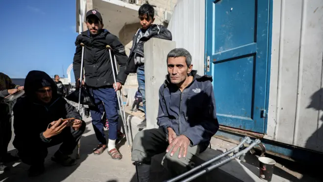 فلسطينيون خرجوا من مستشفى كمال عدوان شمال غزة بعد أن داهمت القوات الإسرائيلية المستشفى، 28 ديسمبر/ كانون أول 2024