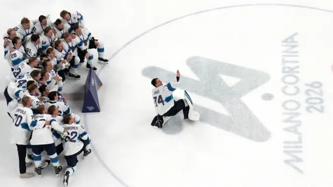 Сборная Финляндии делает селфи после победы