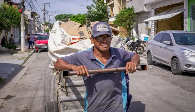 Elias empurrando carrinho com reciclagem pelas ruasjogo de azar é crimeGuarulhos