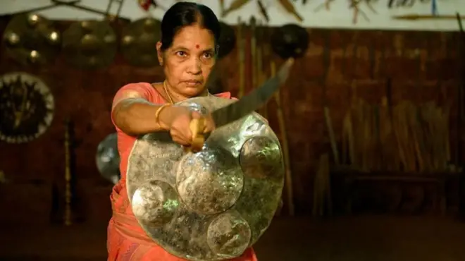 मीनाक्षी राघवन या बहुधा कलारीपयाट्टूचा सराव करणाऱ्या आणि शिकवणाऱ्या जगातील सर्वात वृद्ध महिला आहेत