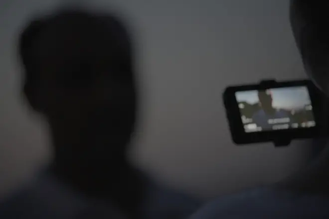 Mamutjan, qui a cueilli des tomates en détention, est interviewé par la BBC.