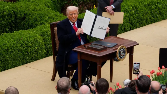 الرئيس الأمريكي دونالد ترامب يرفع أمراً تنفيذياً وقّعه لفرض رسوم جمركية على السلع المستوردة على غالبية دول العالم 