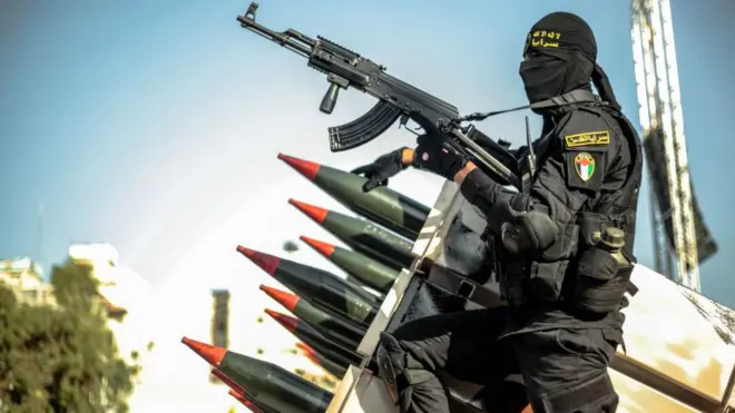 প্যালেস্টানিয়ান ইসলামিক জিহাদ আন্দোলনের সামরিক শাখা সারায়া আল কুদস ব্রিগেড এর একজন যোদ্ধা। 