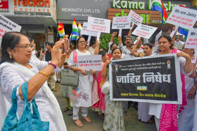 या कारवाईविरोधात जैन समाजाने रस्त्यावर उतरत मुंबई महापालिकेविरोधात निदर्शने केली.