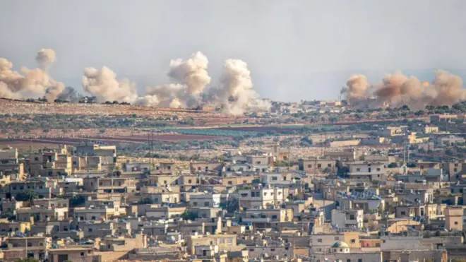 تصاعد الدخان الكثيف من المعارك في الضواحي الشرقية لأتارب في حلب.