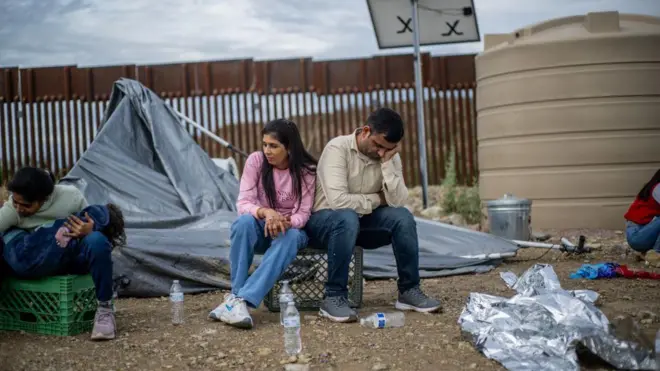 2024 मध्ये अमेरिकेतील अरिझोनामध्ये बेकायदेशीरपणे शिरू पाहणारे गुजराती भारतीय अमेरिकेच्या सीमादलाच्या गस्तीची वाट पाहत आहेत