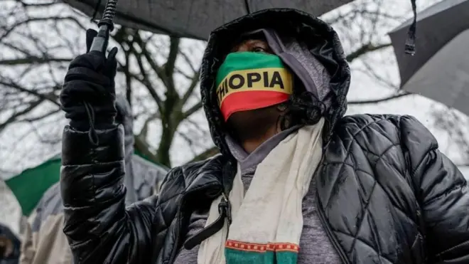 ጃንጥላ የያዘ ኢትዮጵያዊ በአሜሪካ