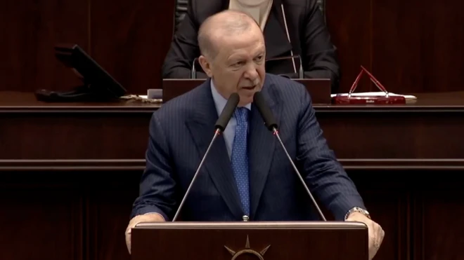 Erdoğan kürsüde konuşuyor.