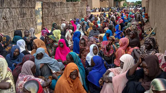 مئات من سكان الفاشر يحتشدون وكلهم من النساء في ساحة بمدينة الفاشر للحصول على وجبة طعام وقد عانوا كثيرا من الحرب للسيطرة على مدينتهم