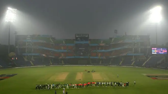 রবিবার দিল্লির স্টেডিয়ামে বাংলাদেশের বিশাল পতাকা টেনে নিয়ে যাচ্ছেন কর্মীরা