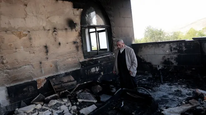 Un palestino inspecciona los daños en una mezquita, que según los palestinos fue dañada por colonos israelíes, en Qusra, cerca de Nablus, en la Cisjordania ocupada por Israel, el 26 de julio de 2026.