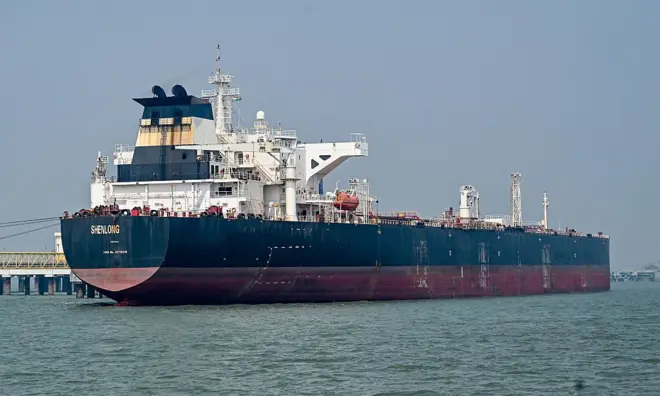 கிட்டத்தட்ட 100 கப்பல்கள் ஹோர்முஸ் நீரிணையைக் கடந்து சென்றுள்ளன - எந்தெந்த கப்பல்கள் தாக்குதலில் இருந்து தப்பிச் செல்கின்றன?