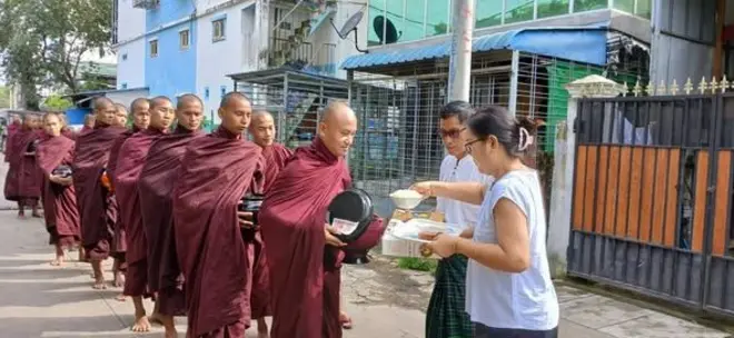 ဇွန် ၁၉ ရက်နေ့က ဆွမ်းလောင်းလှူနေတဲ့ ဒေါက်တာစောနိုင်တို့ ဇနီးမောင်နှံ