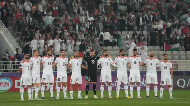 لاعبو المنتخب الفلسطيني خلال مباراة المجموعة الثالثة لكأس آسيا بين هونغ كونغ وفلسطين 