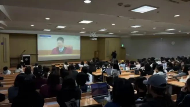 탄핵심판 생중계를 보고 있는 대학생들