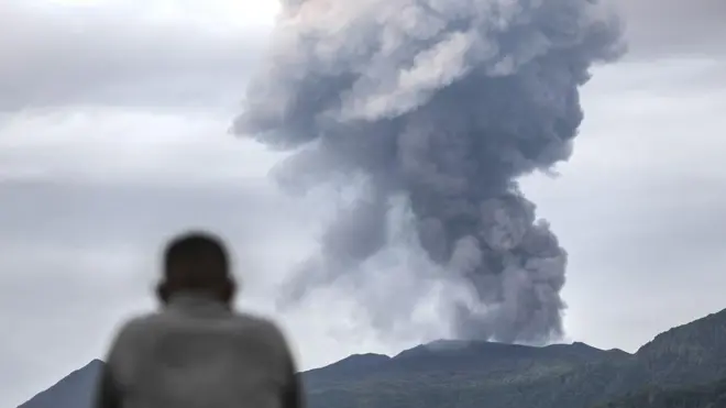 Gunung Dukono erupsi di Halmahera Utara, Maluku Utara, Sabtu (09/05).