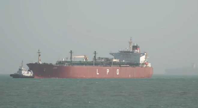 'இரான் கடற்கரைக்கு மிக அருகில்' - இந்தியாவின் 2 எரிவாயு கப்பல் ஹோர்மூஸ் நீரிணையை கடந்தது எப்படி?