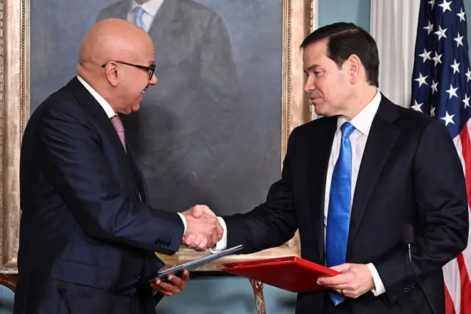 وزير الخارجية الأمريكي ماركو روبيو (يمين) يصافح وزير الخارجية البحريني عبد اللطيف بن راشد الزياني أثناء حضورهما حفل توقيع "مذكرة تفاهم بشأن التعاون النووي"، في وزارة الخارجية في واشنطن العاصمة، في 16 يوليو 2025.