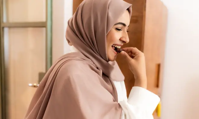 खजूर खाती महिला