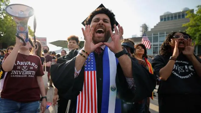 Para mahasiswa Universitas Harvard menggelar demonstrasi untuk mendukung mahasiswa internasional.
