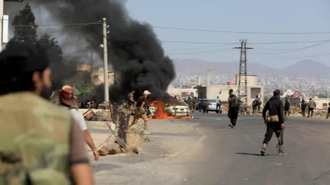 انتشار لعناصر من الجيش السوري في السويداء مع استمرار الاشتباكات بين مسلحين دروز وآخرين من البدو في المحافظة جنوبي سوريا