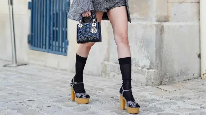 Фото високих шкарпеток з босоніжками