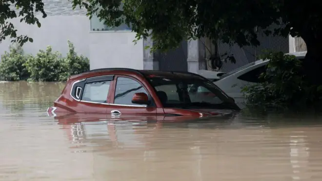 నీట మునిగిన కారు