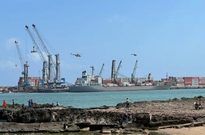 Kajugujugu za gisirikare hejuru y’icyambu cya Mogadishu nyuma y’uko ubwato bwa Misiri bugejeje ikiciro cya kabiri cy’intwaro i Mogadishu muri Somalia 