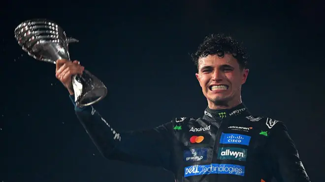Ландо Норріс з кубком Формули-1