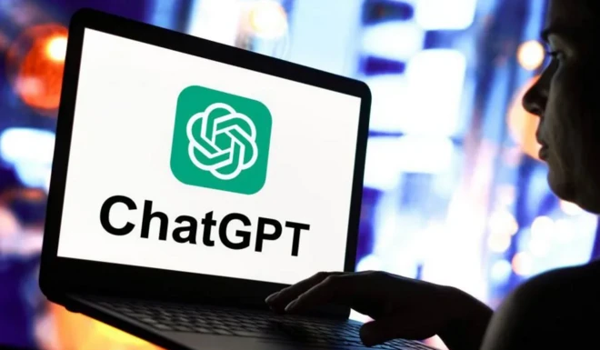 Homme sur ordinateur devant le logo de l'OpenAI