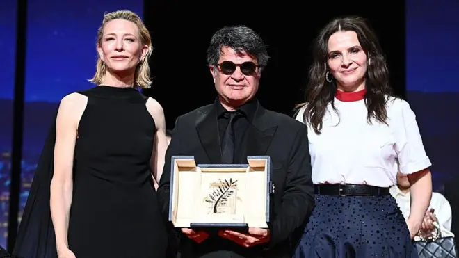 Ödülü tutan Penahi, Binoche ve Cate Blanchett birlikte poz veriyor.