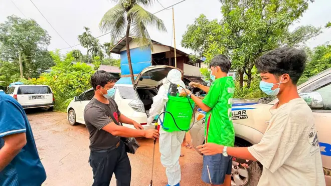 ရေးမြို့က ပြင်းထန်ဝမ်းပျက်ဝမ်းလျှောရောဂါပိုး ကူးစက်ခံရတဲ့ လူနာနေအိမ်ကို သြဂုတ် ၁၅ ရက်၊ မနက်ပိုင်းက ဆေးဖြန်းဖို့ ပြင်ဆင်နေတဲ့ လူမှုကူညီရေးအသင်းအဖွဲ့ဝင်တွေ 