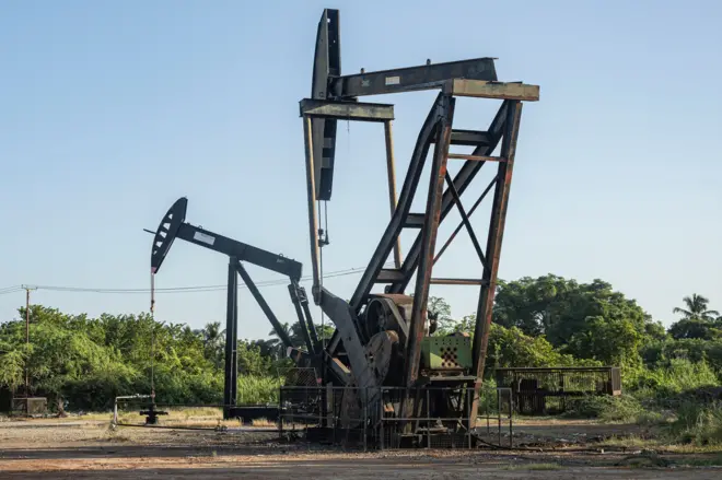 दुनिया में अमरीकी नागरिक एडविन ड्रेक ने पहली बार कामयाबी के साथ 1859 में तेल निकाला था, आज अमरीका दुनिया का सबसे बड़े तेल उत्पादकों में से है